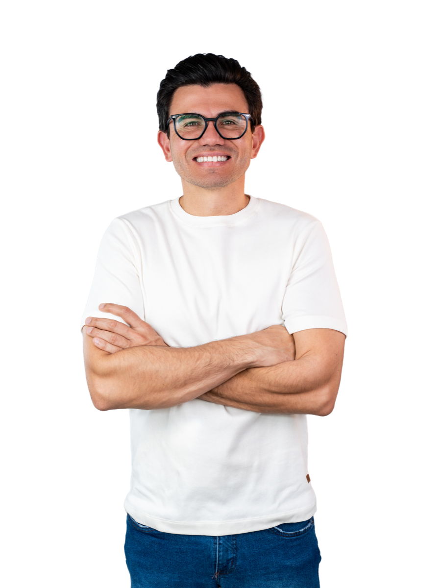João Pedro Grill, de camiseta branca e braços cruzados, sorrindo